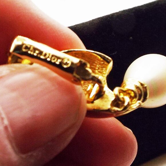 CHRISTIAN DIOR GOLDEN WINGS W/ CRYSTALS AND LONG TEARDROP FAUX PERL EARRINGS 30 - Picture 4 of 6